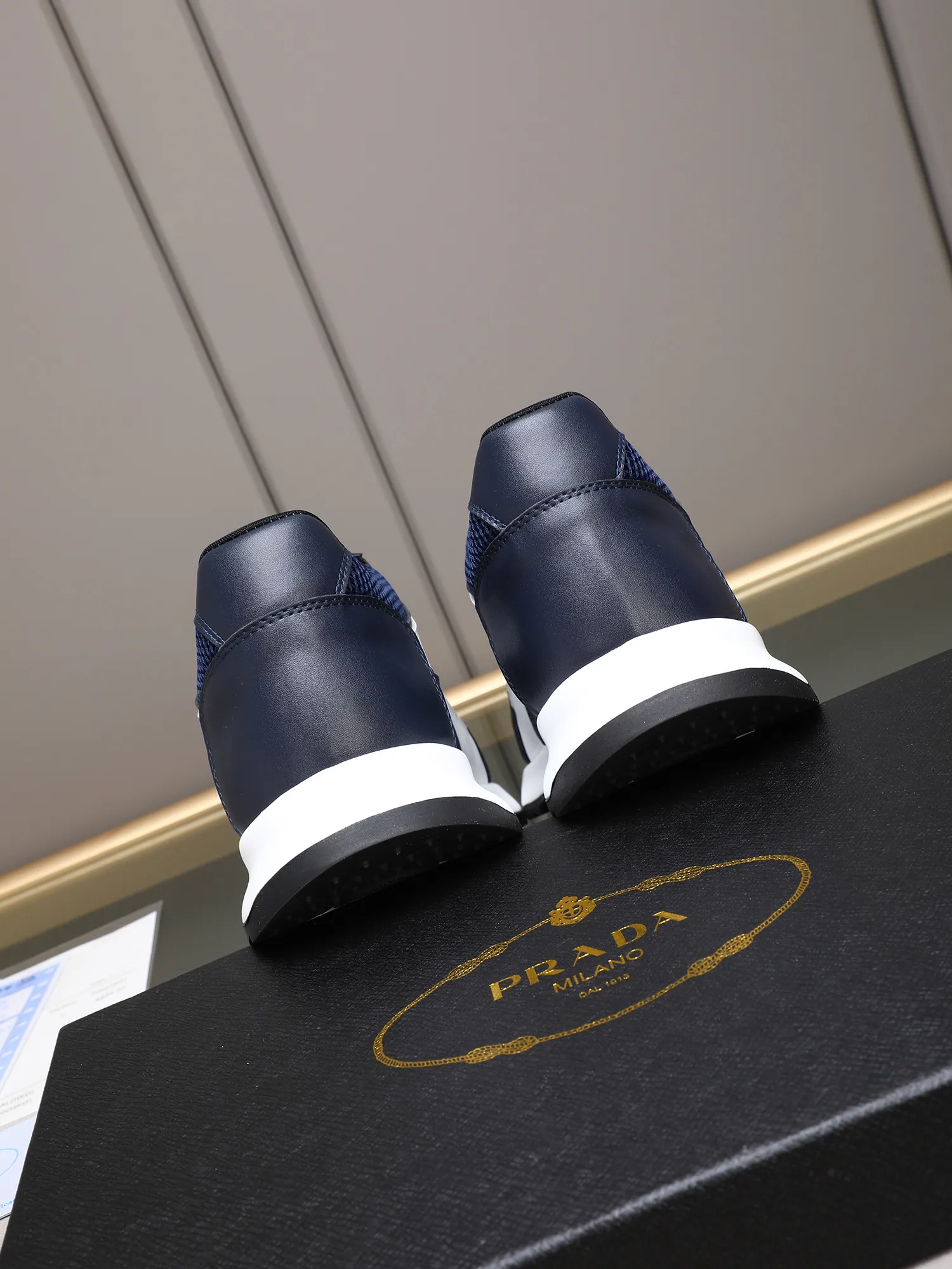 Men's shoes 💰460 Prada/Prada's new men's casual sports shoes, low-top lace-up sports shoes, fashionable and generous style, made of first-layer cowhide stitching and breathable mesh, soft, comfortable and breathable, tongue letter LOGO, finely crafted details, lightweight foam sole, fashionable and versatile! Size: 38-44 (45 customized)